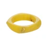 Bracelet jonc large en résine jaune