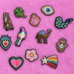 Broche brodée perroquet multicolore