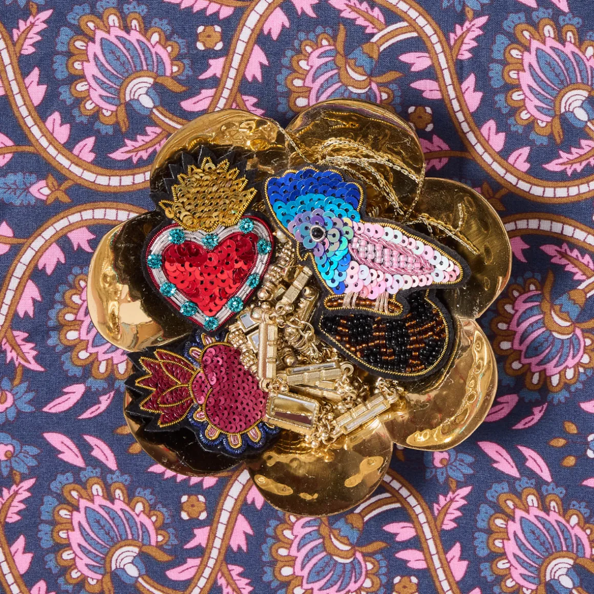Broche sequins cœur ex-voto rose et bleu