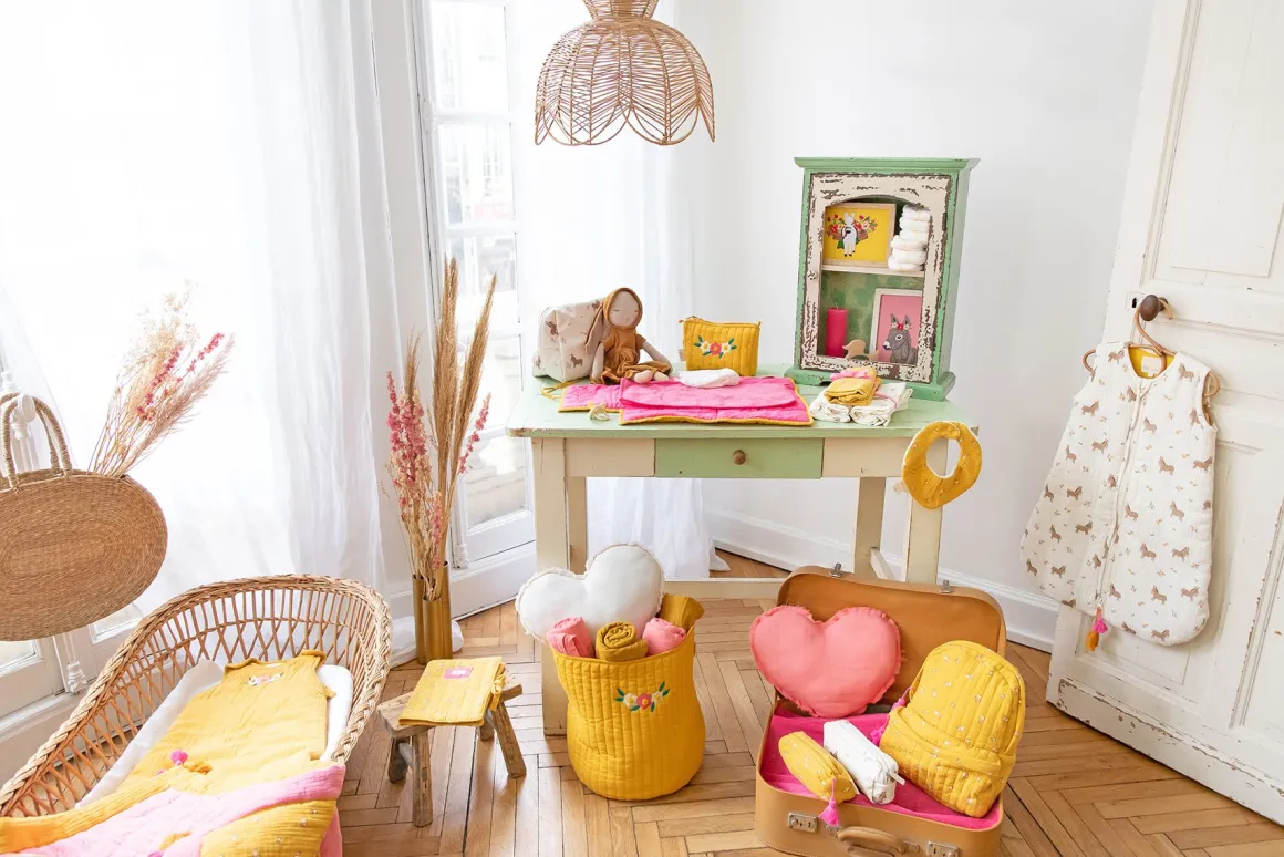 Cadre en bois broderie âne jaune