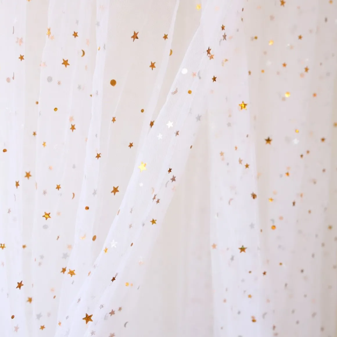 Ciel de lit tulle et sequins dorés