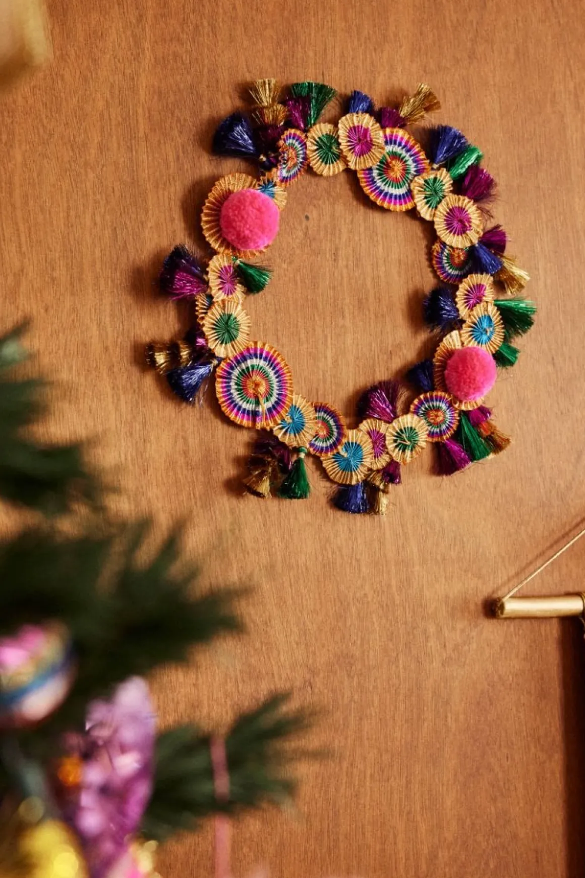 Couronne de Noël or et pompons multicolores
