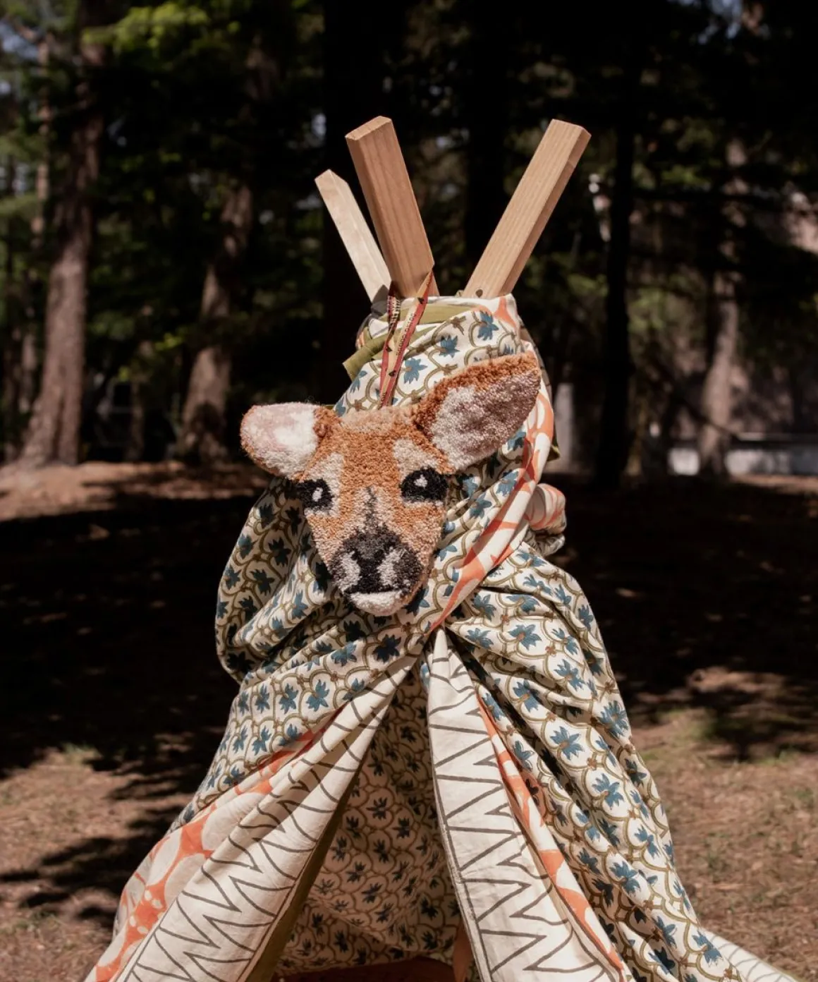 Décoration murale tête de biche en tapis