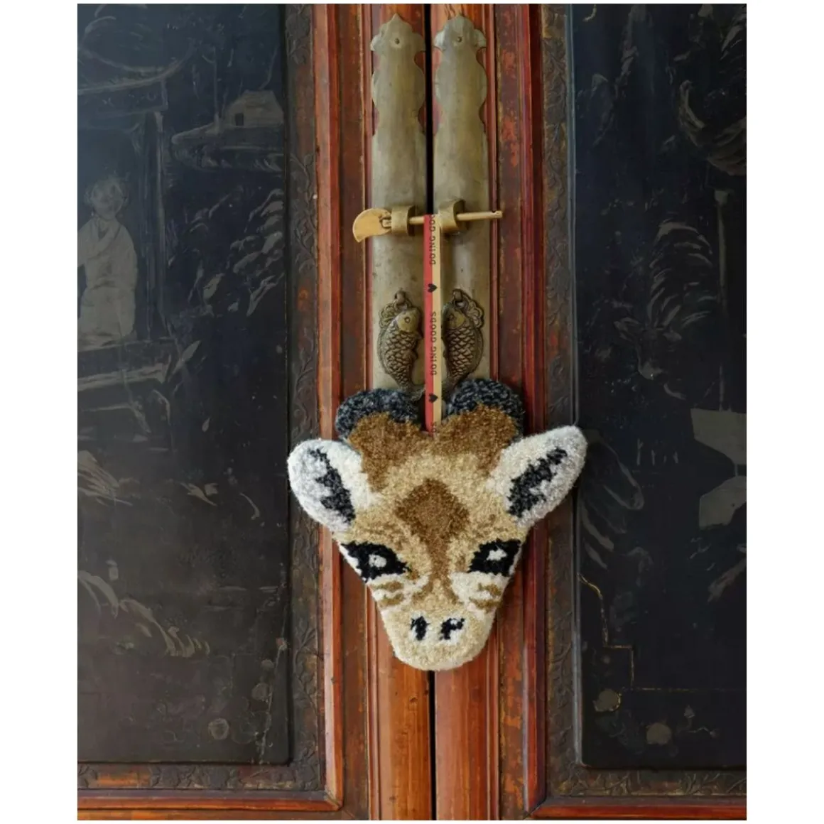 Décoration murale tête de girafe en tapis