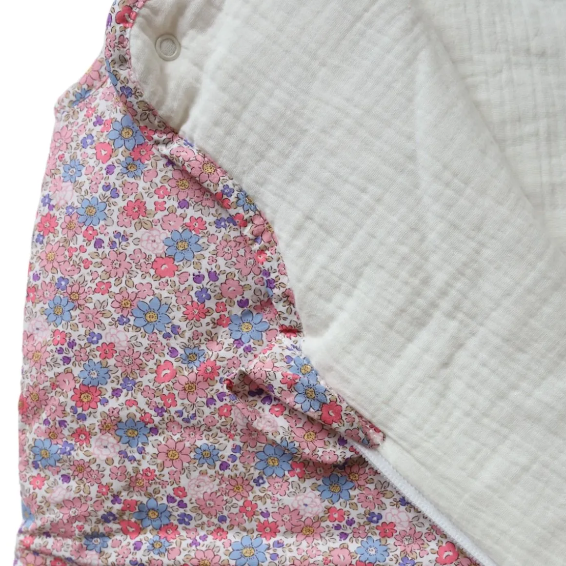 Gigoteuse fleurie bleu et rose
