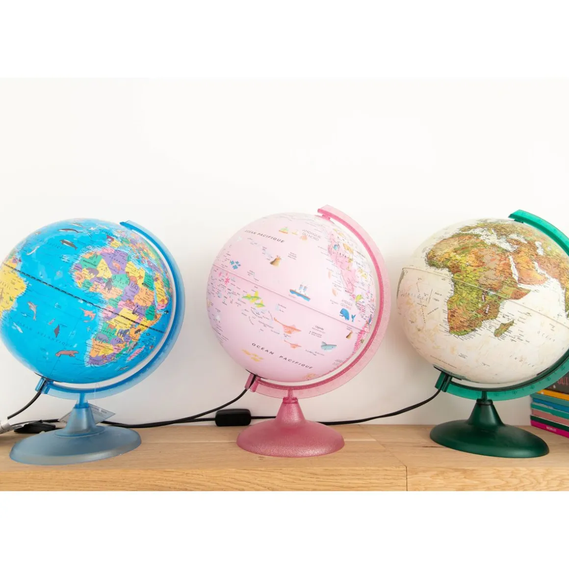 Globe terrestre lumineux rose