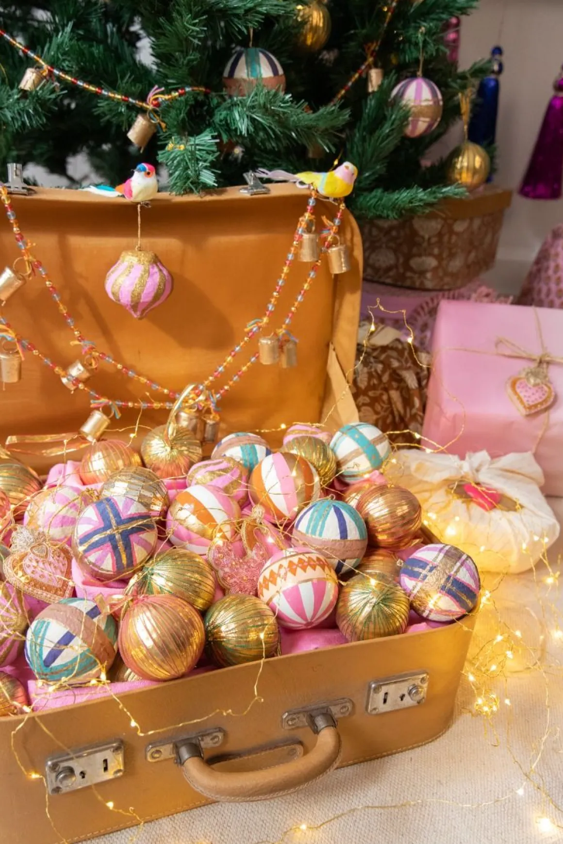 Guirlande cloches et perles colorées