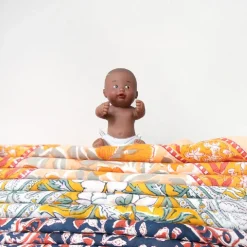 Mini poupée bébé assis
