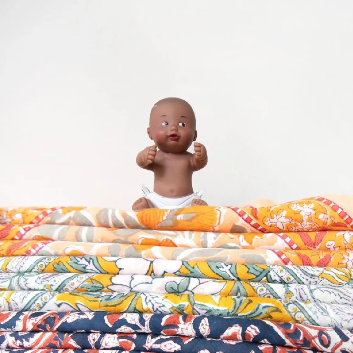 Mini poupée bébé assis
