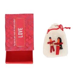 Mini poupée porte-bonheur boîte