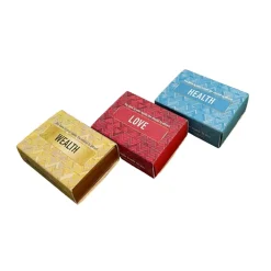 Mini poupée porte-bonheur boîte