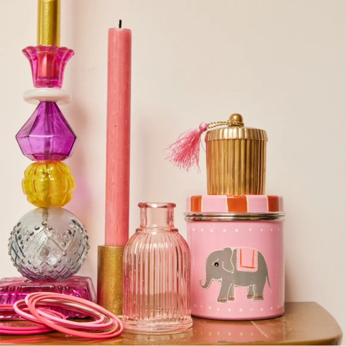 Petit vase en verre rose