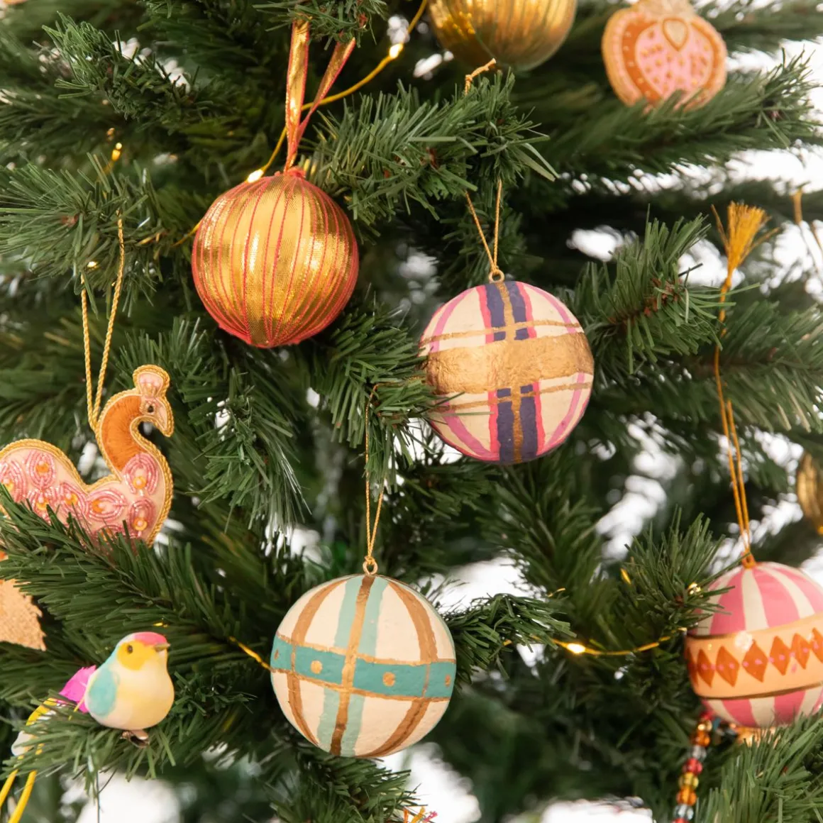 Suspension de noël broderies paon rose