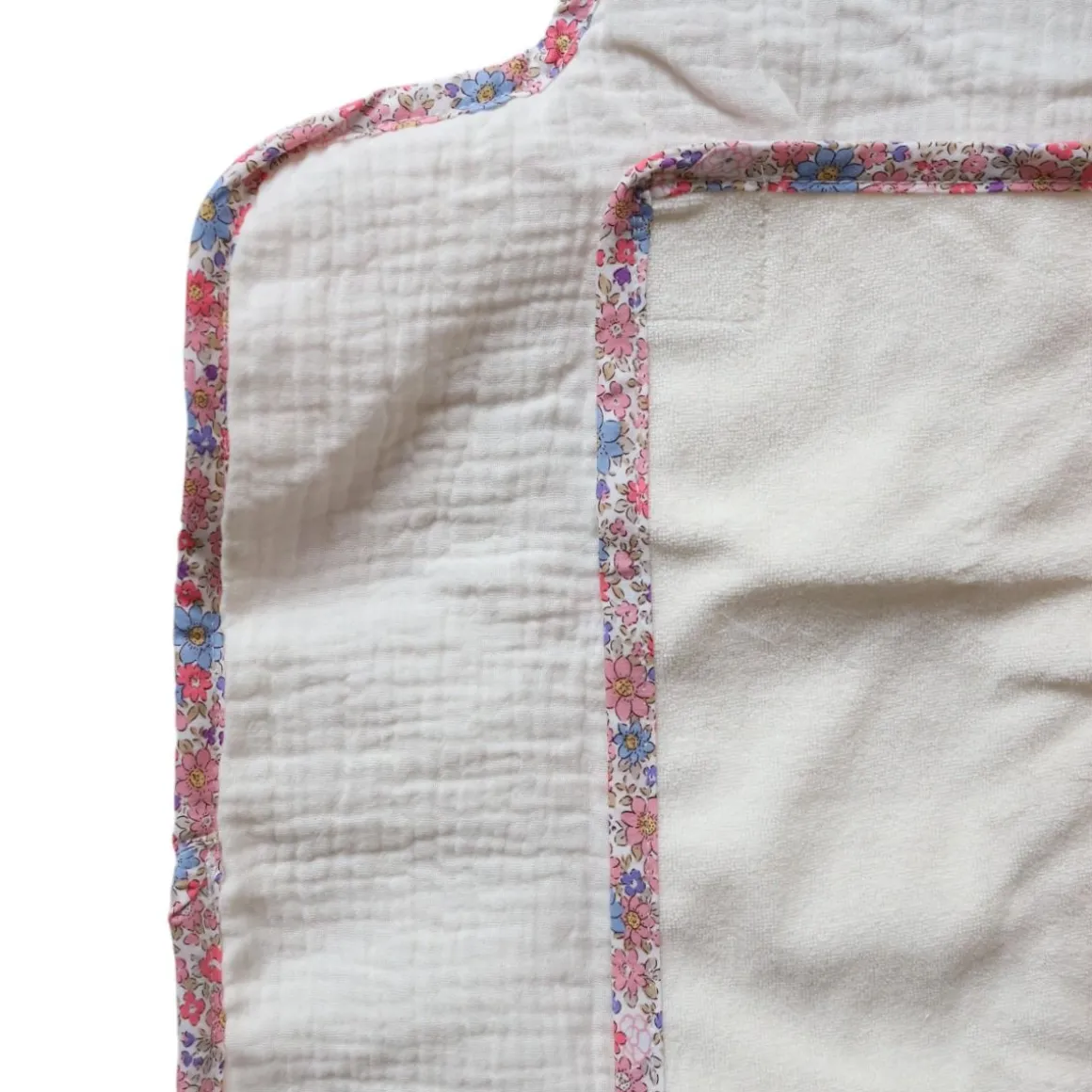Tapis à langer nomade fleuri bleu et rose