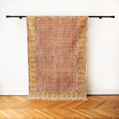Tapis à motifs moutarde et rose 120 x 180