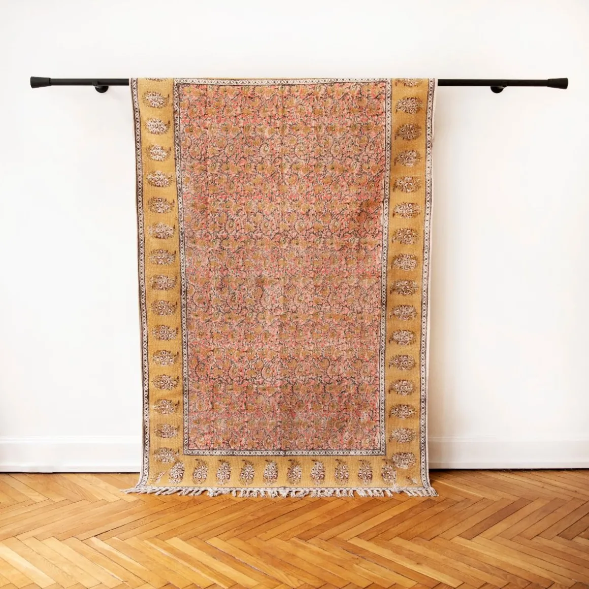 Tapis à motifs moutarde et rose 120 x 180