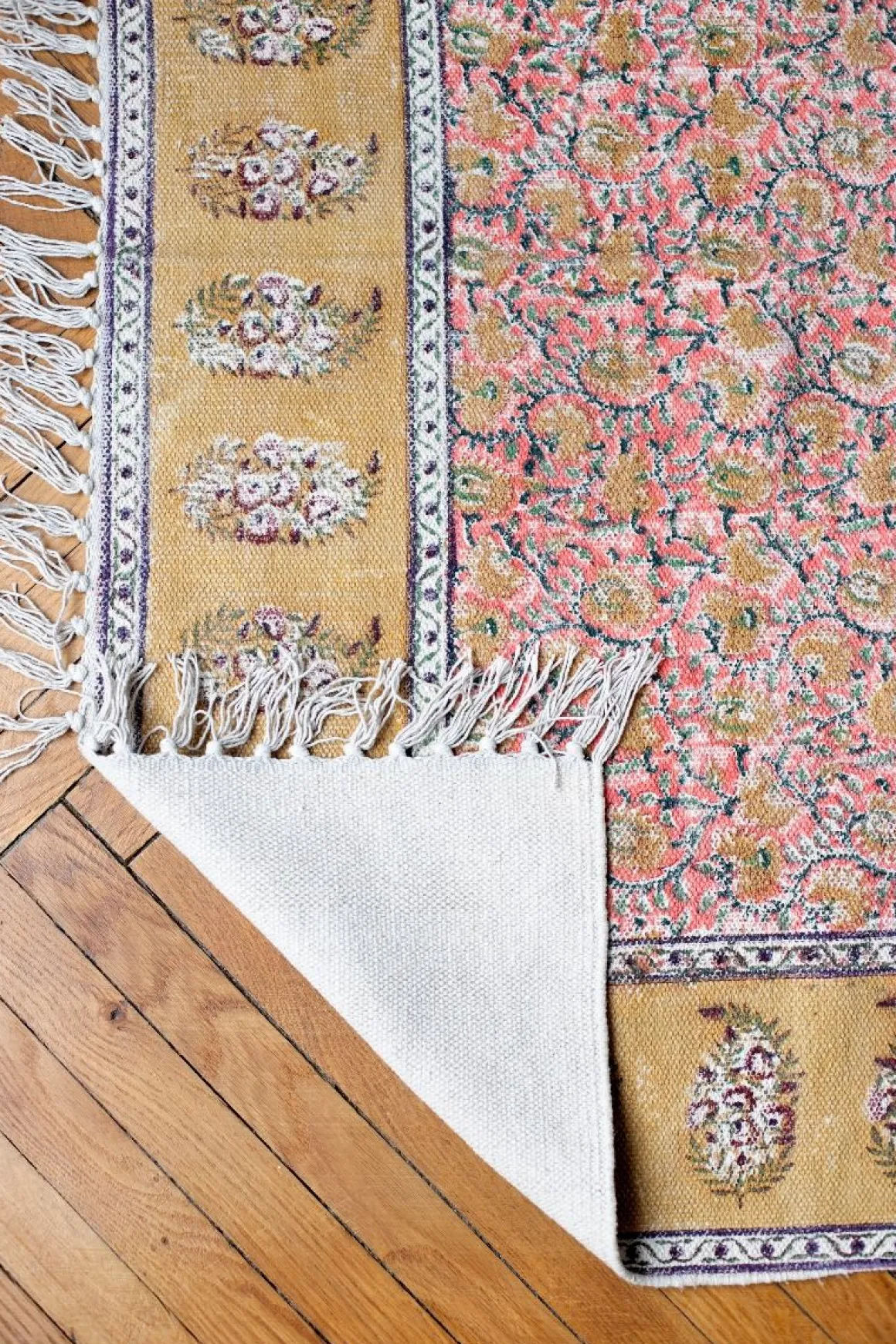 Tapis à motifs moutarde et rose 120 x 180