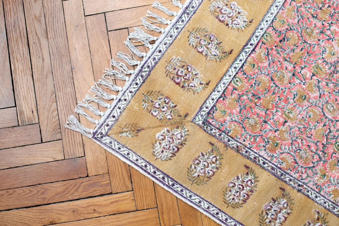Tapis à motifs moutarde et rose 120 x 180