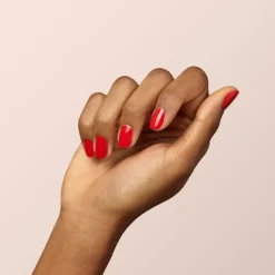 Vernis à ongles naturel rouge poppy red