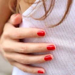 Vernis à ongles naturel rouge poppy red